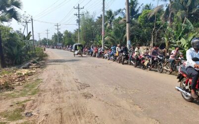 শ্যামনগরে তেলের জন্য মটরসাইকেলের দেড় কিলোমিটার লম্বা লাইন