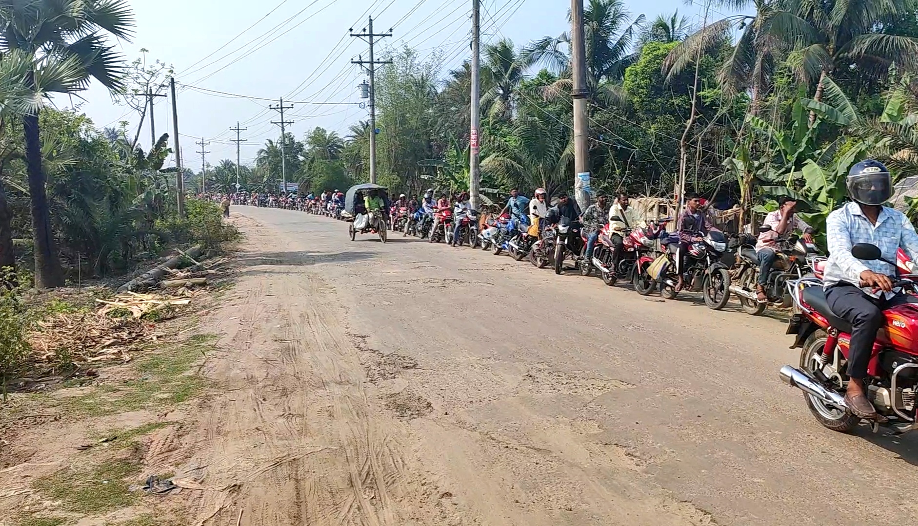 শ্যামনগরে তেলের জন্য মটরসাইকেলের দেড় কিলোমিটার লম্বা লাইন