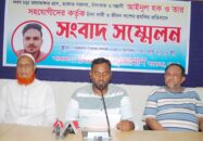 জীবনের নিরাপত্তা চেয়ে ও সন্ত্রাসী গ্রেফতারের দাবিতে খুলনা প্রেসক্লাবে সংবাদ সম্মেলন