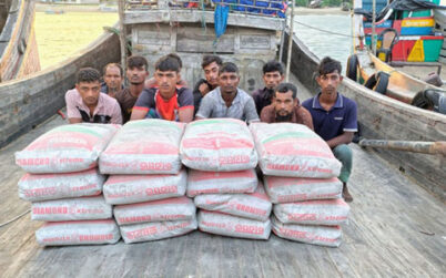 মায়ানমারে পাচারকালে সিমেন্টসহ ২১ জন আটক নৌবাহিনীর হাতে