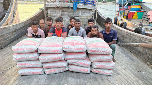 মায়ানমারে পাচারকালে সিমেন্টসহ ২১ জন আটক নৌবাহিনীর হাতে