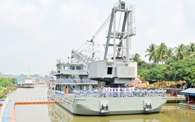 নৌবাহিনীর বহরে যুক্ত হলো ফ্লোটিং ক্রেন