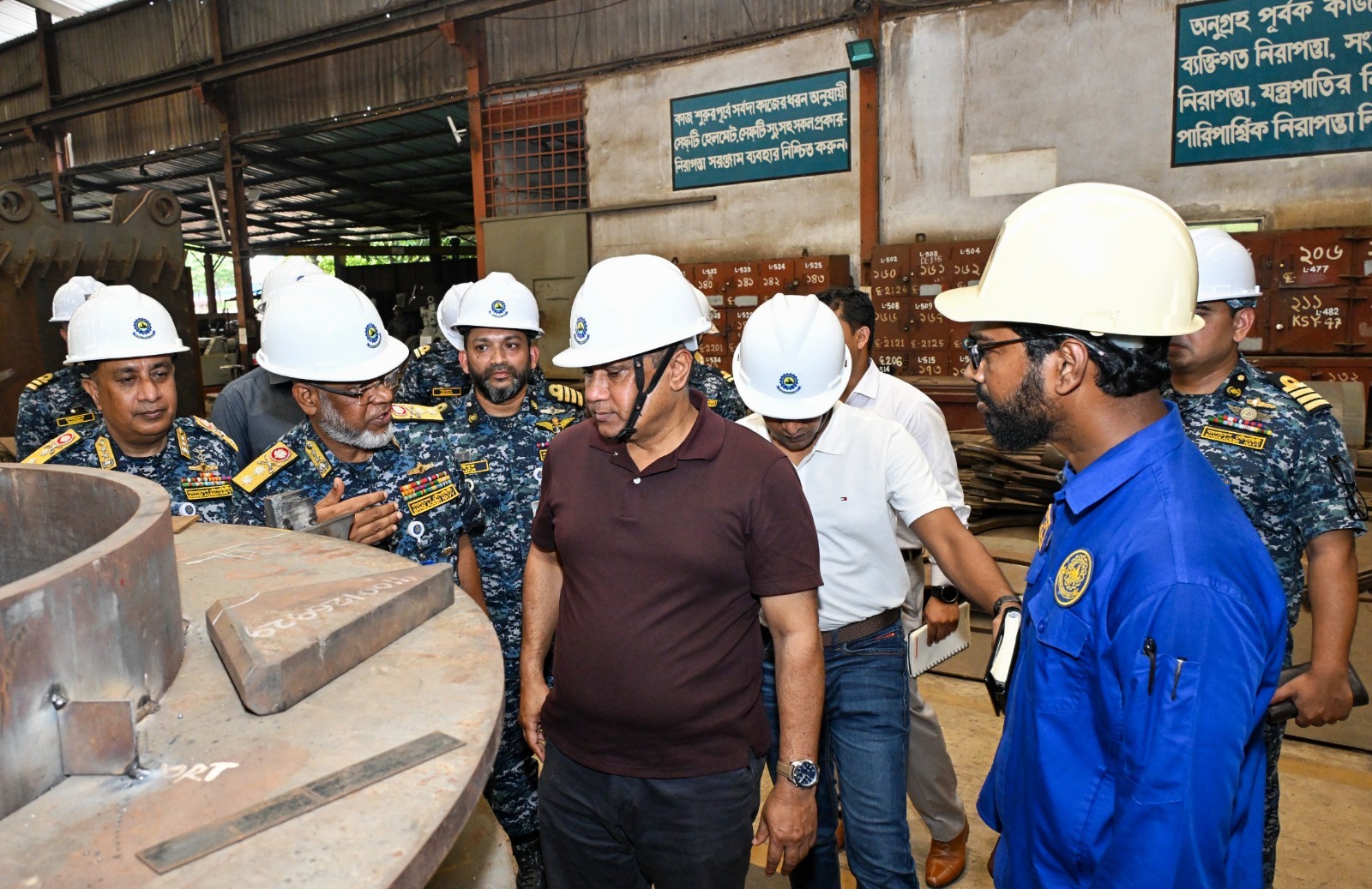 খুলনা শিপইয়ার্ড পরিদর্শন করলেন প্রধানমন্ত্রীর প্রতিরক্ষা উপদেষ্টা