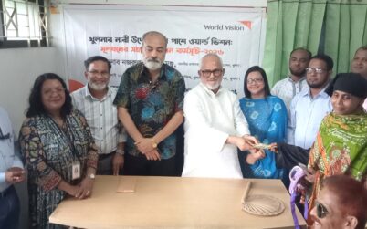 খুলনায় ওয়ার্ল্ড ভিশনের WEE প্রকল্পের আওতায় নারী উদ্যোক্তাদের নগদ অর্থ সহায়তা