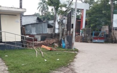 ডুমুরিয়া হাসপাতালের প্রধান ফটকে অবৈধ স্থাপনা, রোগী যাতায়াতে বিঘ্ন