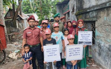খুলনার নগরীর ২৭ নং ওয়ার্ডে ডেঙ্গু প্রতিরোধে আনসার ও গ্রাম প্রতিরক্ষা বাহিনীর পরিচ্ছন্নতা অভিযান