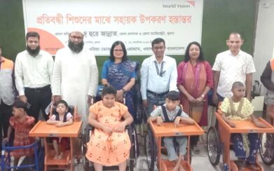 খুলনায় ওয়ার্ল্ড ভিশন বাংলাদেশ’র আয়োজনে প্রতিবন্ধী শিশুদের মাঝে সহায়ক উপকরণ হস্তান্তর