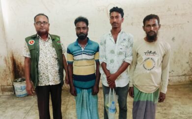 সুন্দরবন বনবিভাগের অভিযানে নৌকাসহ ৩ জন আটক