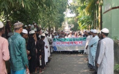 পাইকগাছায় ডিসি-২ সড়ক সংস্কারের দাবিতে মানববন্ধন
