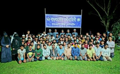 মালয়েশিয়া যাওয়ার পথে সমুদ্রে ৭৬ জন উদ্ধার করেছে নৌবাহিনী
