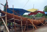 সাগরে মাছ ধরতে পাইকগাছার জেলে পল্লীতে ব্যাপক প্রস্তুতি