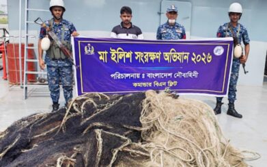 মা ইলিশ সংরক্ষণ অভিযানে বাংলাদেশ নৌবাহিনী